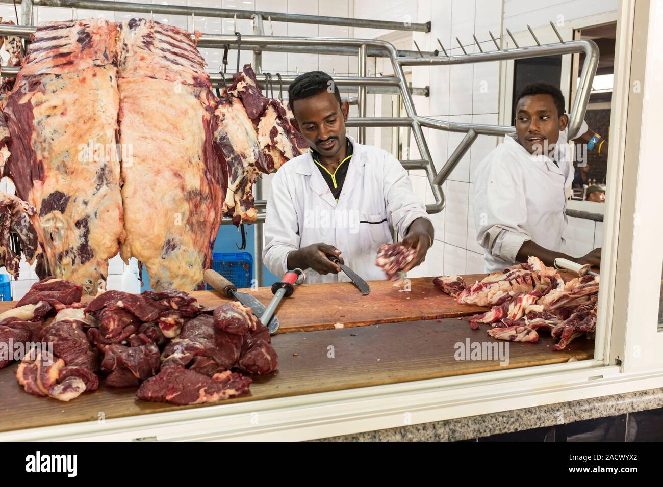 Butcher preparazione di carne di una siga scommessa (un combinato di macellaio e ristorante) in Etiopia ad Addis Abeba Foto Stock