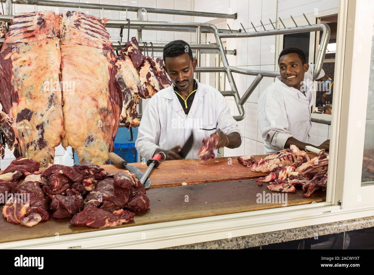 Butcher preparazione di carne di una siga scommessa (un combinato di macellaio e ristorante) in Etiopia ad Addis Abeba Foto Stock