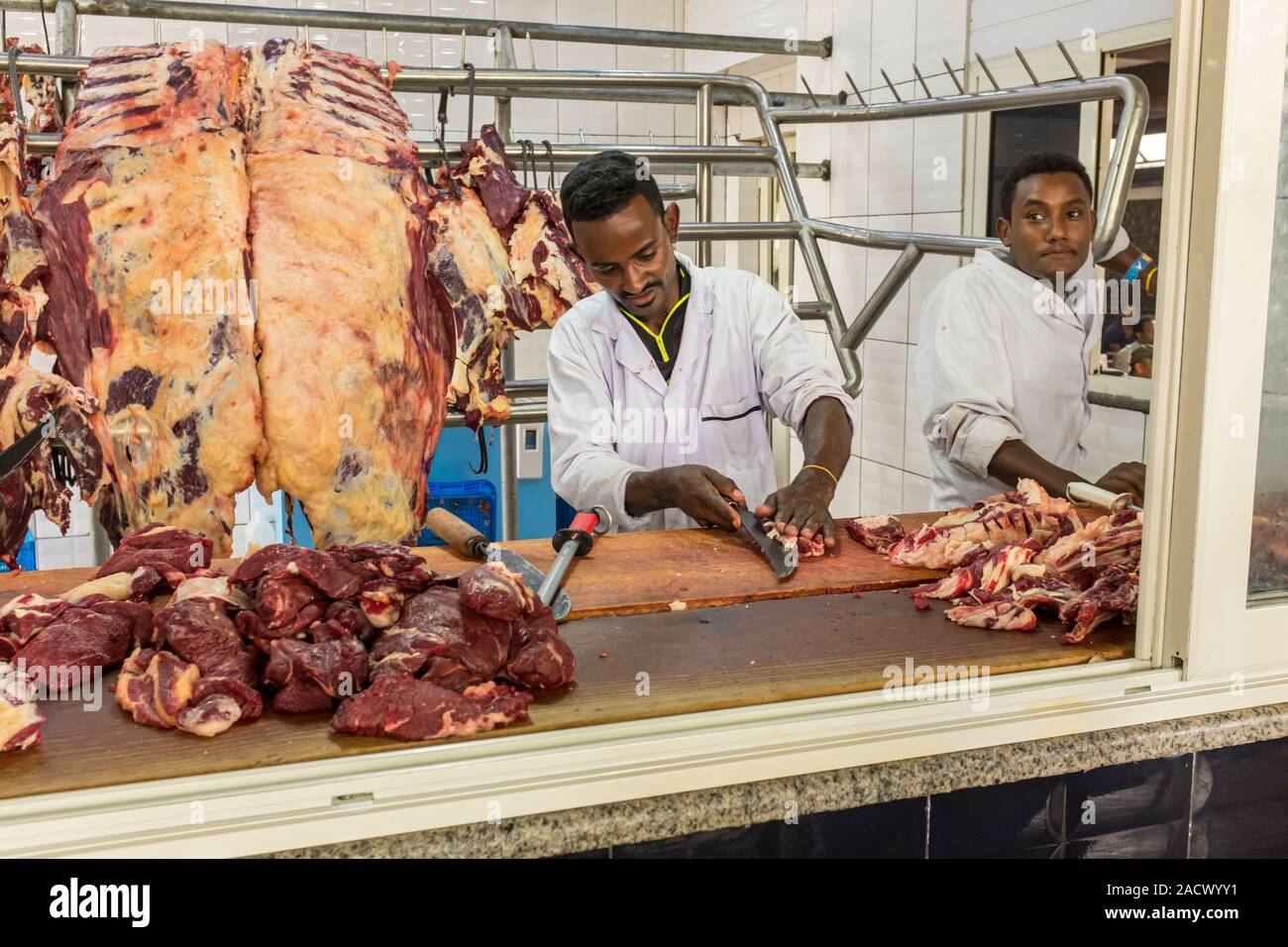 Butcher il taglio di carne a fette in una siga scommessa (un combinato di macellaio e ristorante) in Etiopia ad Addis Abeba Foto Stock