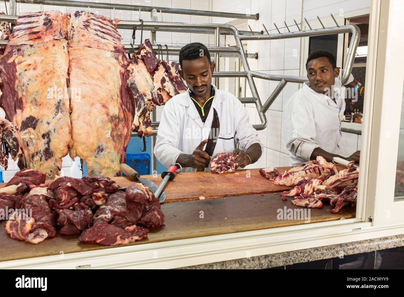 Butcher preparazione di carne di una siga scommessa (un combinato di macellaio e ristorante) in Etiopia ad Addis Abeba Foto Stock