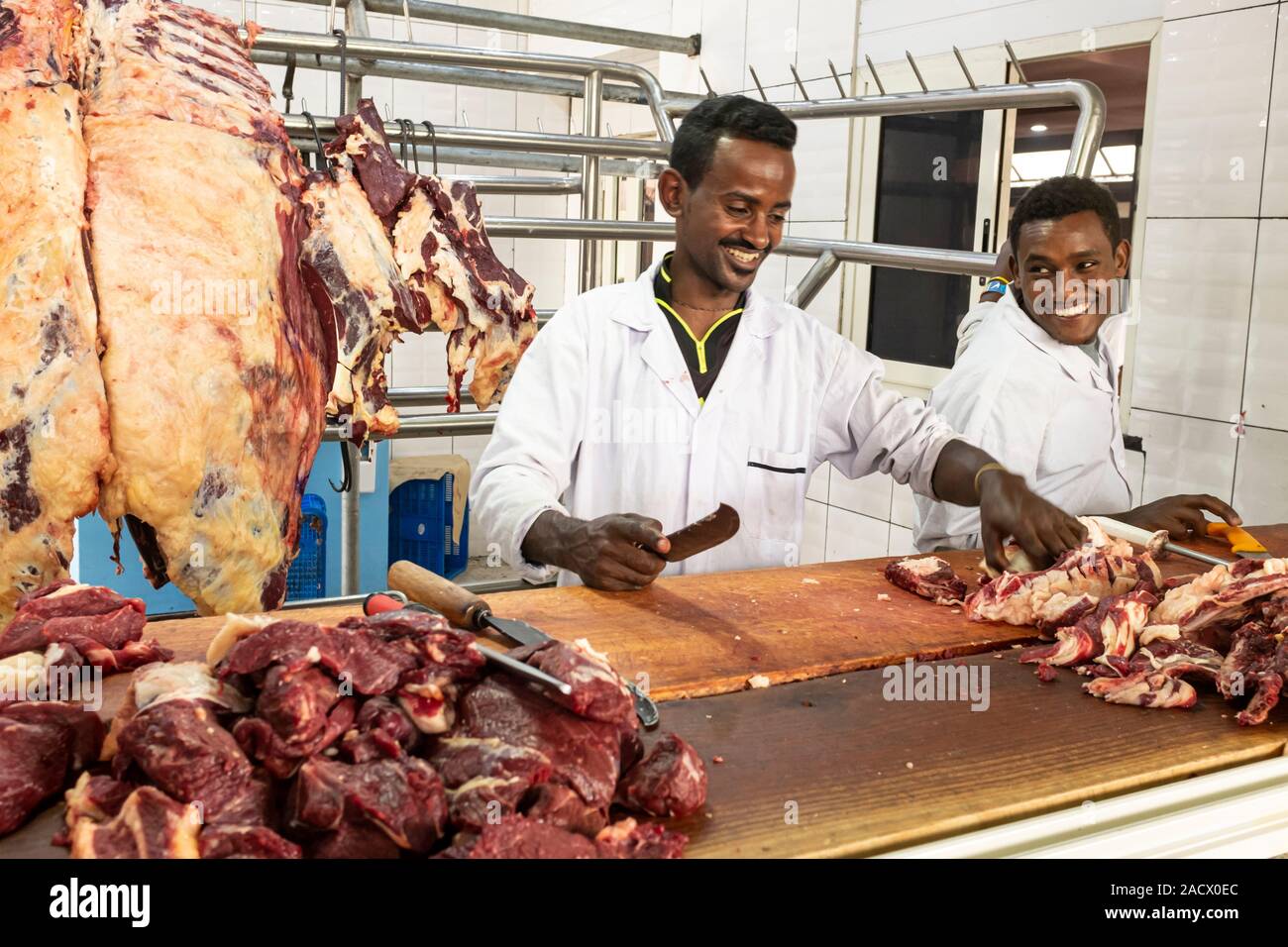 Macellerie preparazione di carne di una siga scommessa (un combinato di macellaio e ristorante) in Etiopia ad Addis Abeba Foto Stock