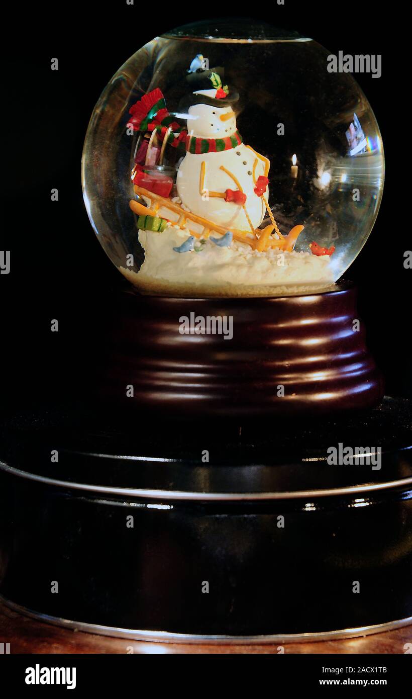 'SnowMan su Sled' Snowglobe Foto Stock