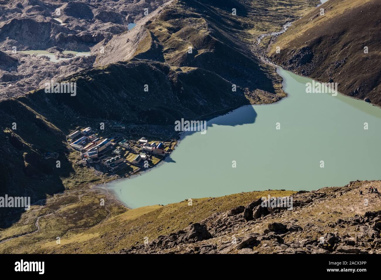 Antenna di panoramica vista sul lago di Gokyo, Ngozumpa glacier e il villaggio dal vertice di Gokyo Ri Foto Stock