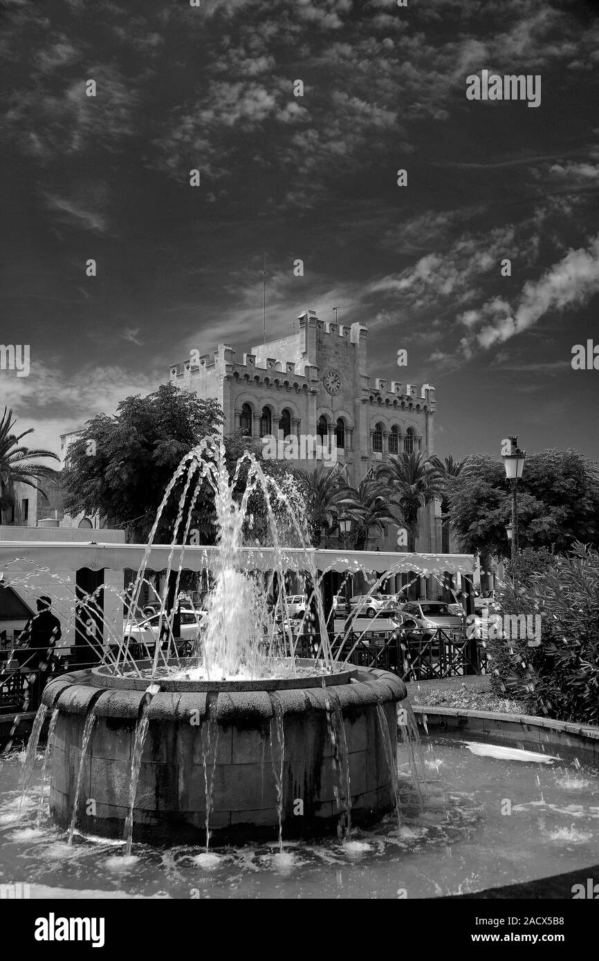 Estate vista sulla fontana e Adjutament edificio, città Ciutadella, isola di Minorca, Isole Baleari, Spagna Foto Stock