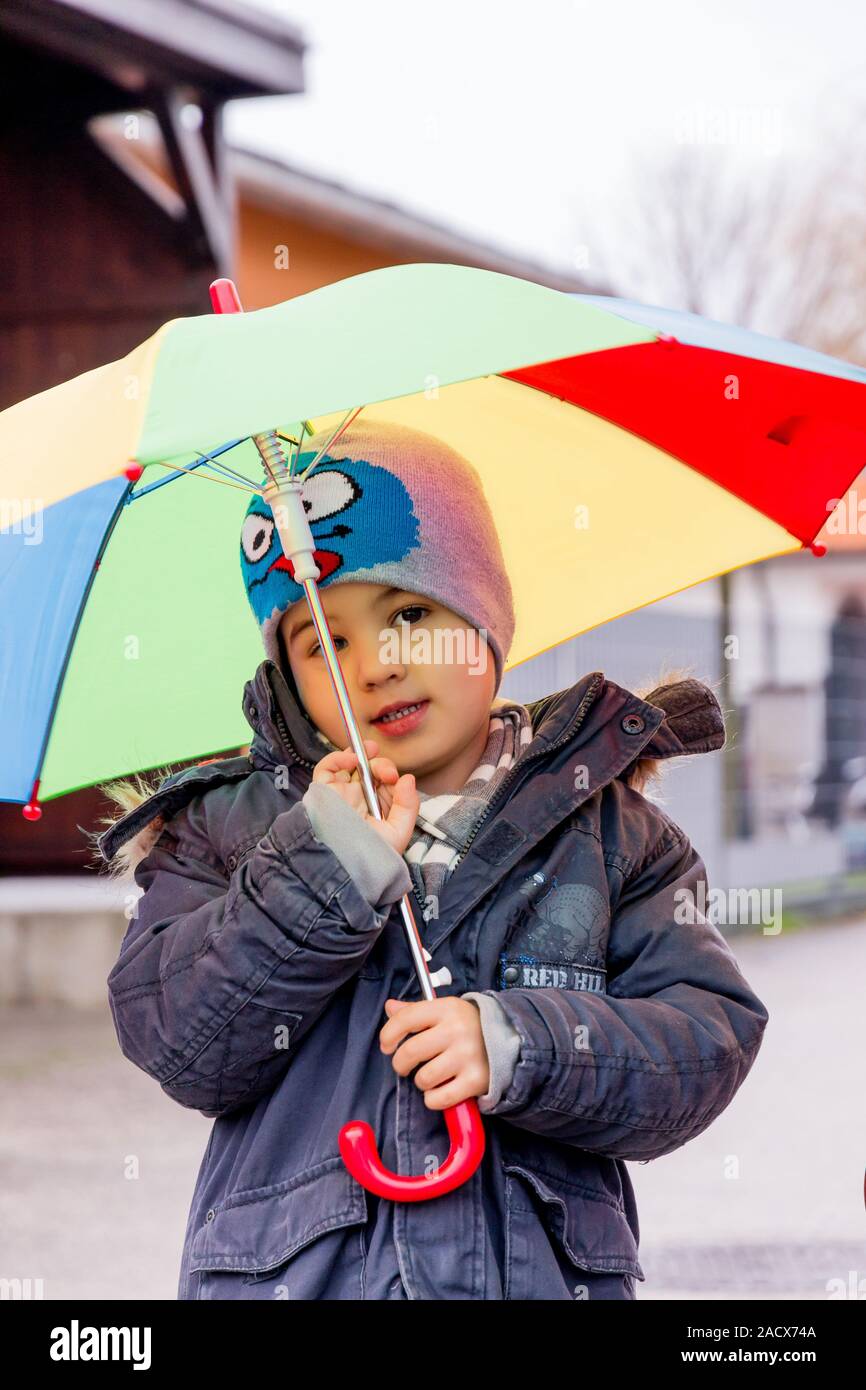 Bambino con ombrellone Foto Stock