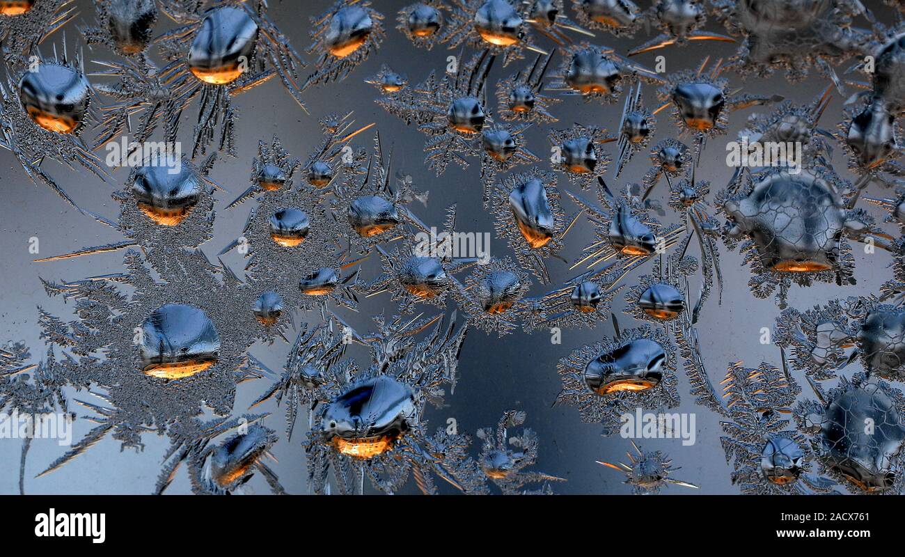 Frost pattern sono visibili sulla finestra di una casa calda in inverno in Yichun City, a nord-est della Cina di Heilongjiang Provincia su dicembre 3rd, 2019. Foto Stock