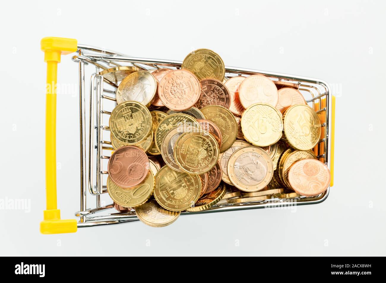 Carrello della spesa con le monete Foto Stock