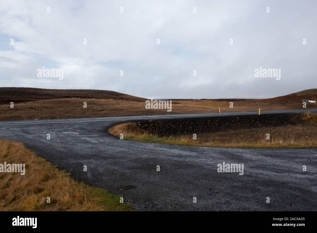 strada di fronte a una piccola montagna innevata Foto Stock
