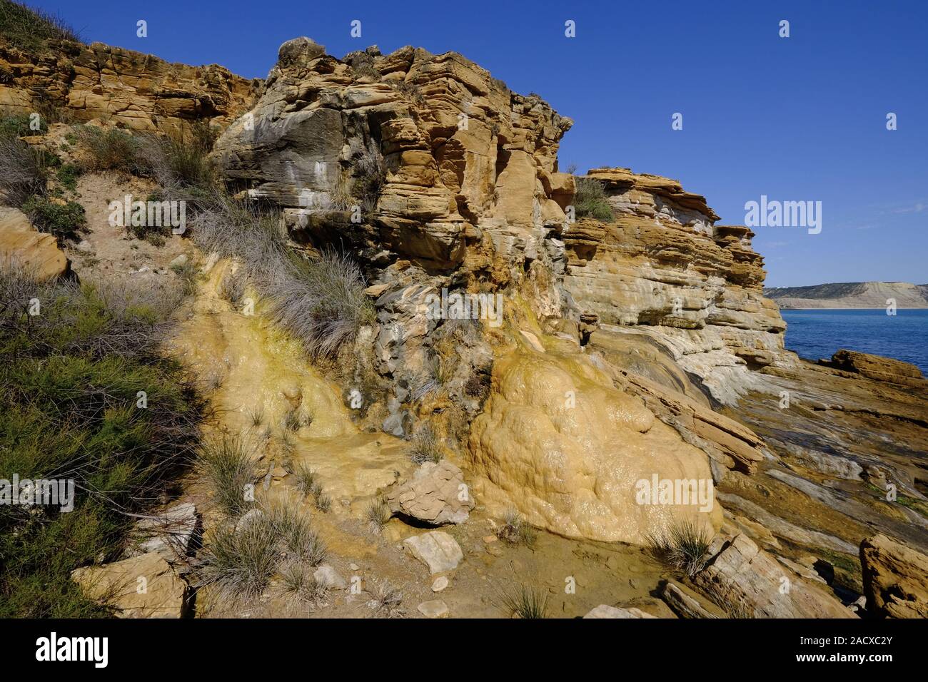 Costa rocciosa sull'Atlantico tra Burgau e Luz, Algarve, PORTOGALLO Foto Stock