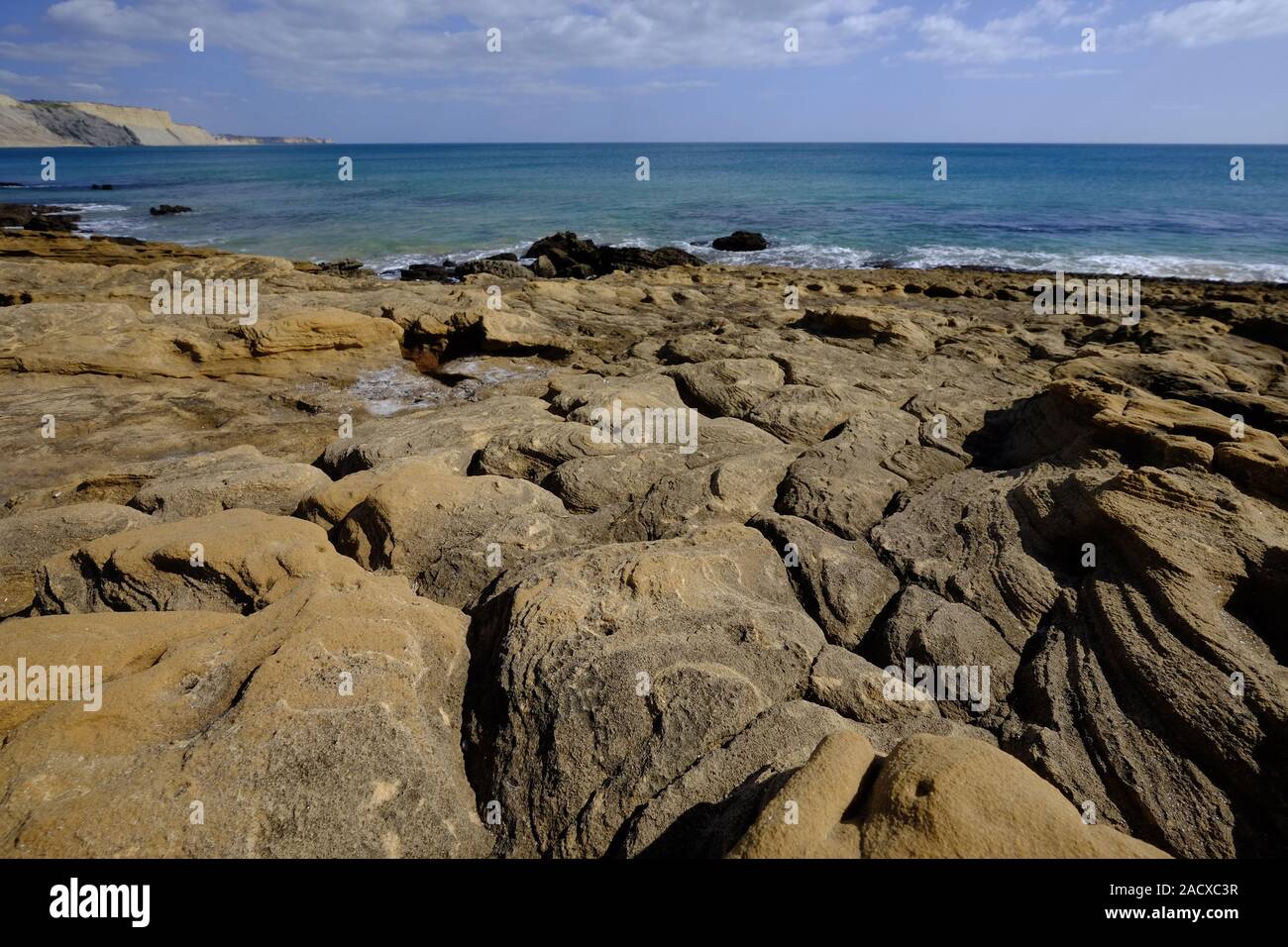 Costa rocciosa sull'Atlantico tra Burgau e Luz, Algarve, PORTOGALLO Foto Stock