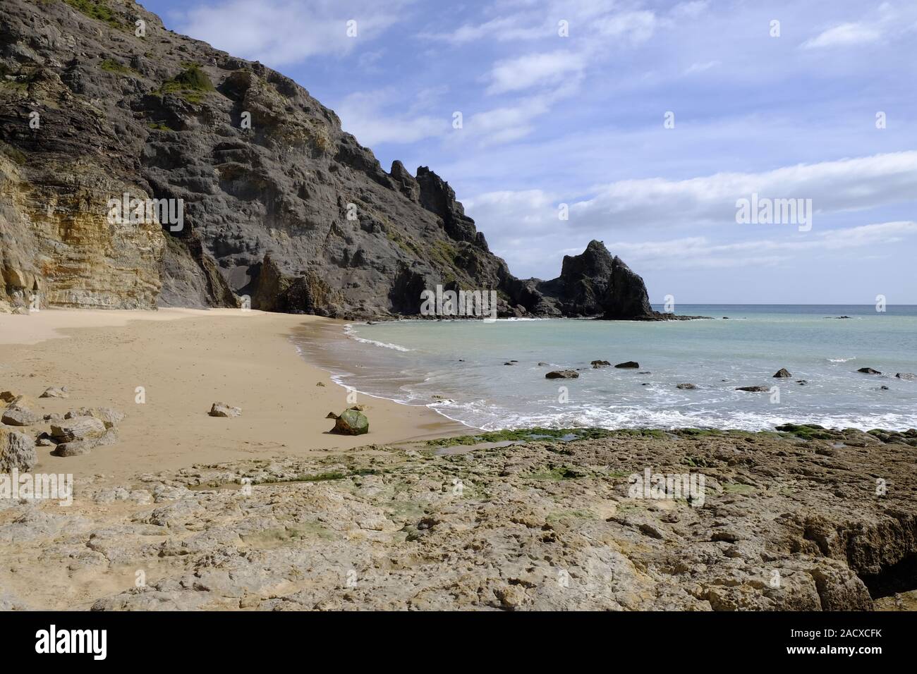 Atlantic scogliere vicino a Luz, Algarve Portogallo Foto Stock