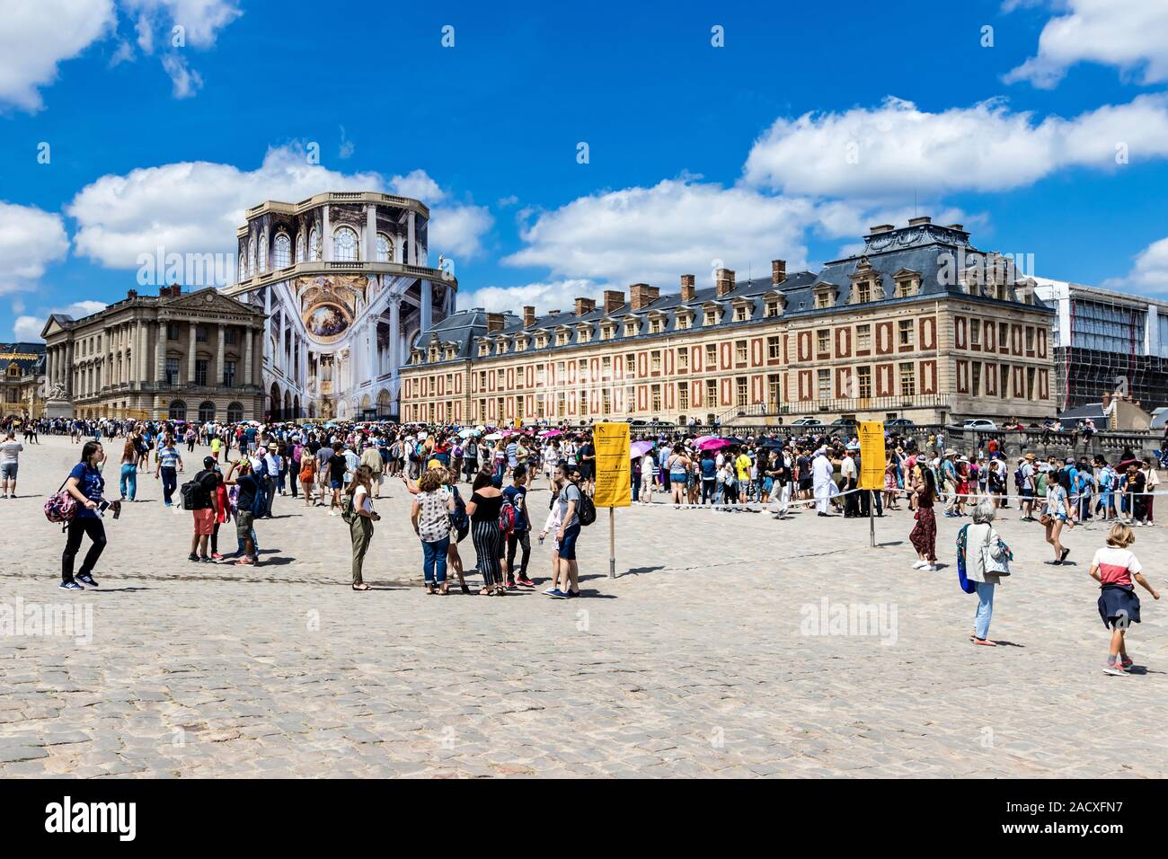 I turisti in coda alla Cour d'Honneur (corte d onore), il Palazzo di Versailles Foto Stock