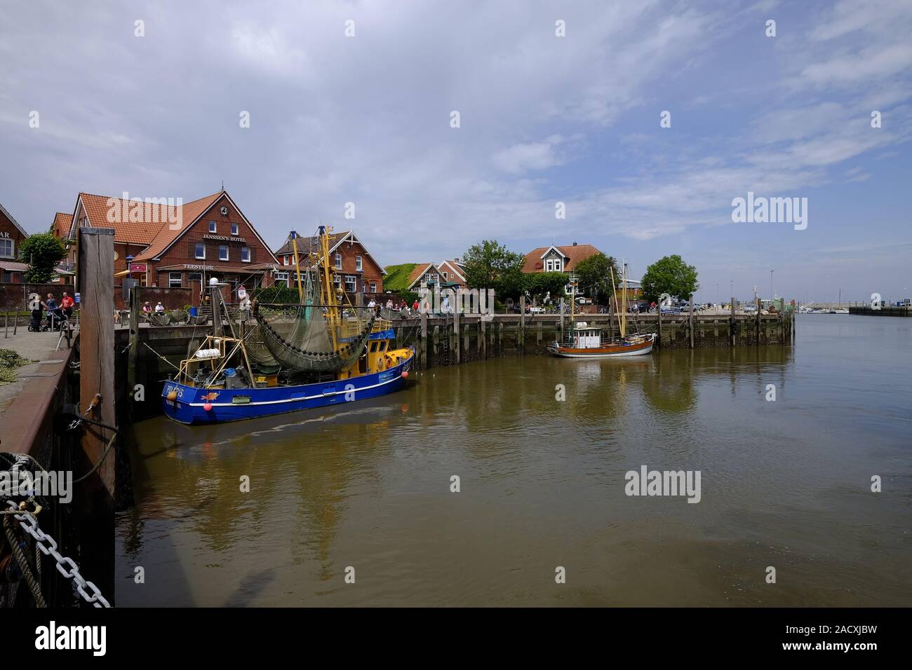 Neuharlingersiel con Harbour, la spiaggia e il centro storico della città, Frisia orientale, Bassa Sassonia, Germania Foto Stock