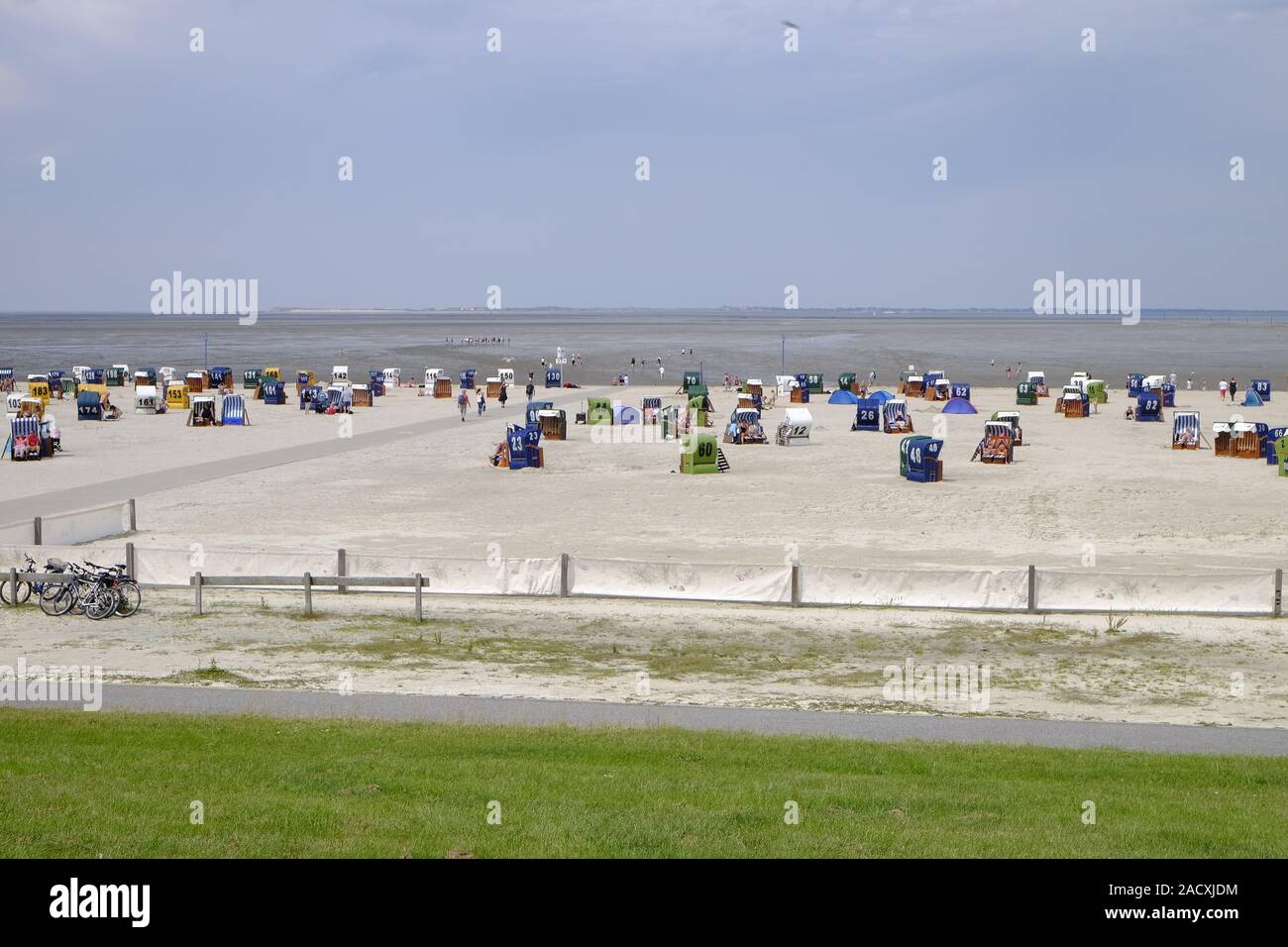 Neuharlingersiel con Harbour, la spiaggia e il centro storico della città, Frisia orientale, Bassa Sassonia, Germania Foto Stock