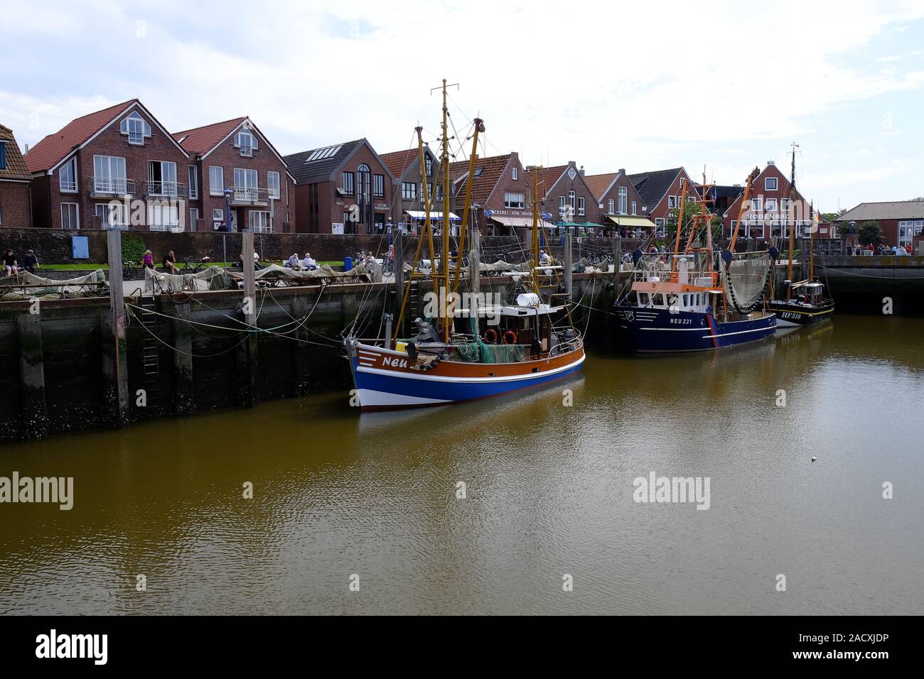 Neuharlingersiel con Harbour, la spiaggia e il centro storico della città, Frisia orientale, Bassa Sassonia, Germania Foto Stock