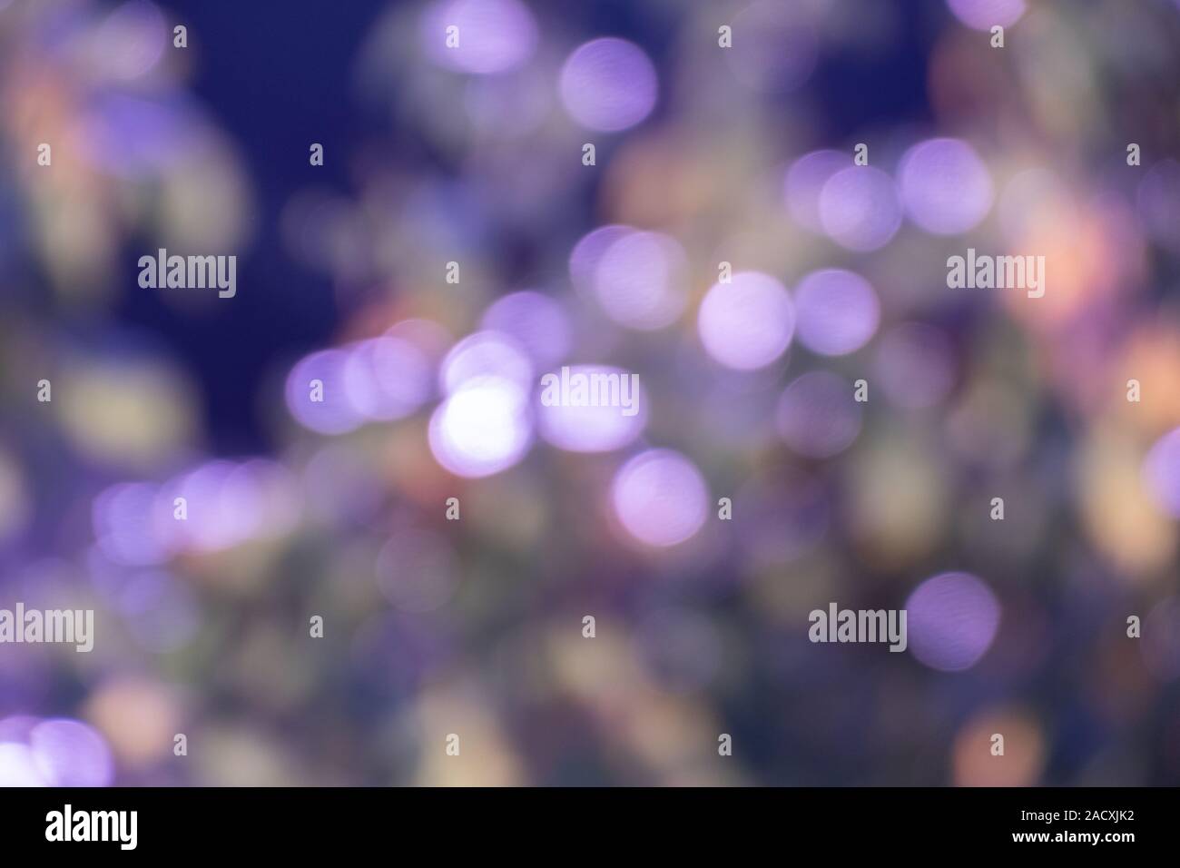 Colorato sun spot sfondo bokeh - viola Foto Stock