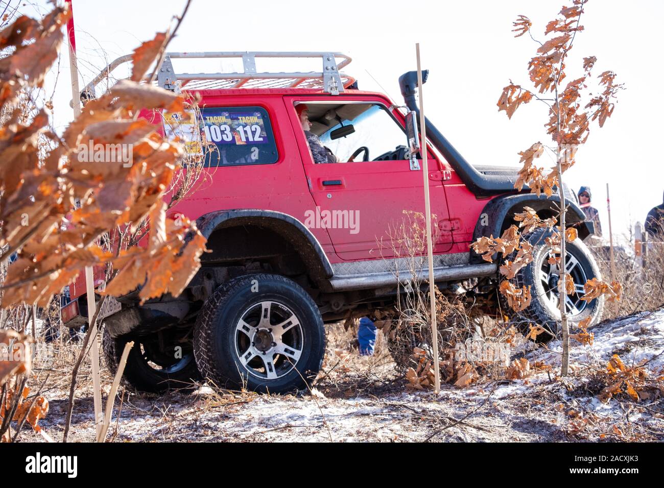 Jeep Suzuki Jimny supera gli ostacoli nella foresta Foto Stock