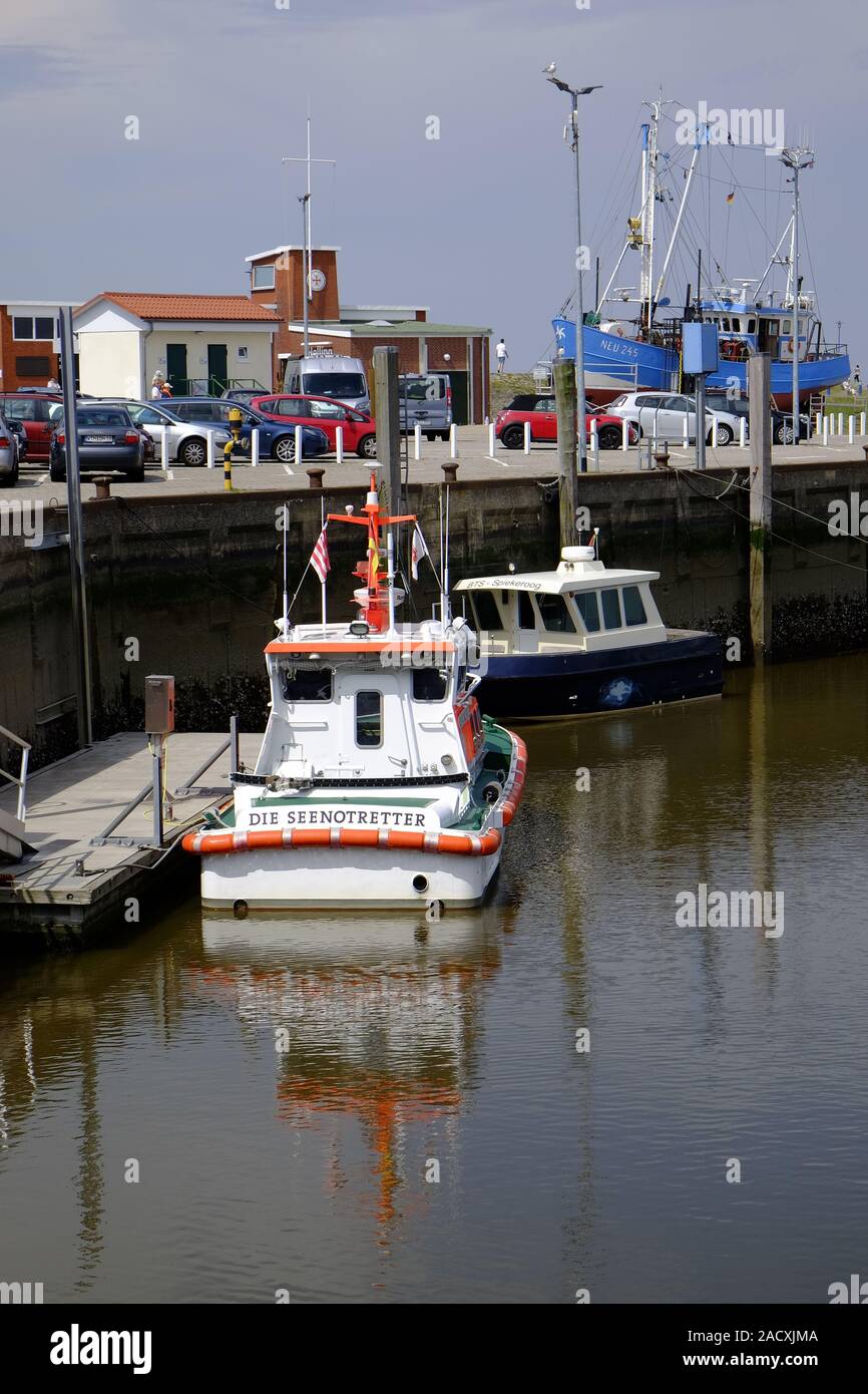 Neuharlingersiel con Harbour, la spiaggia e il centro storico della città, Frisia orientale, Bassa Sassonia, Germania Foto Stock