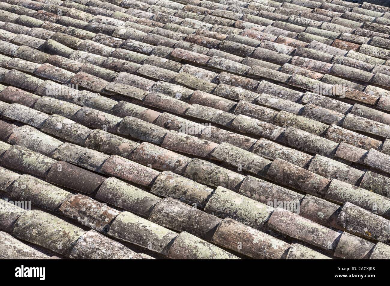 Il vecchio tetto di tegole come sfondo Foto Stock