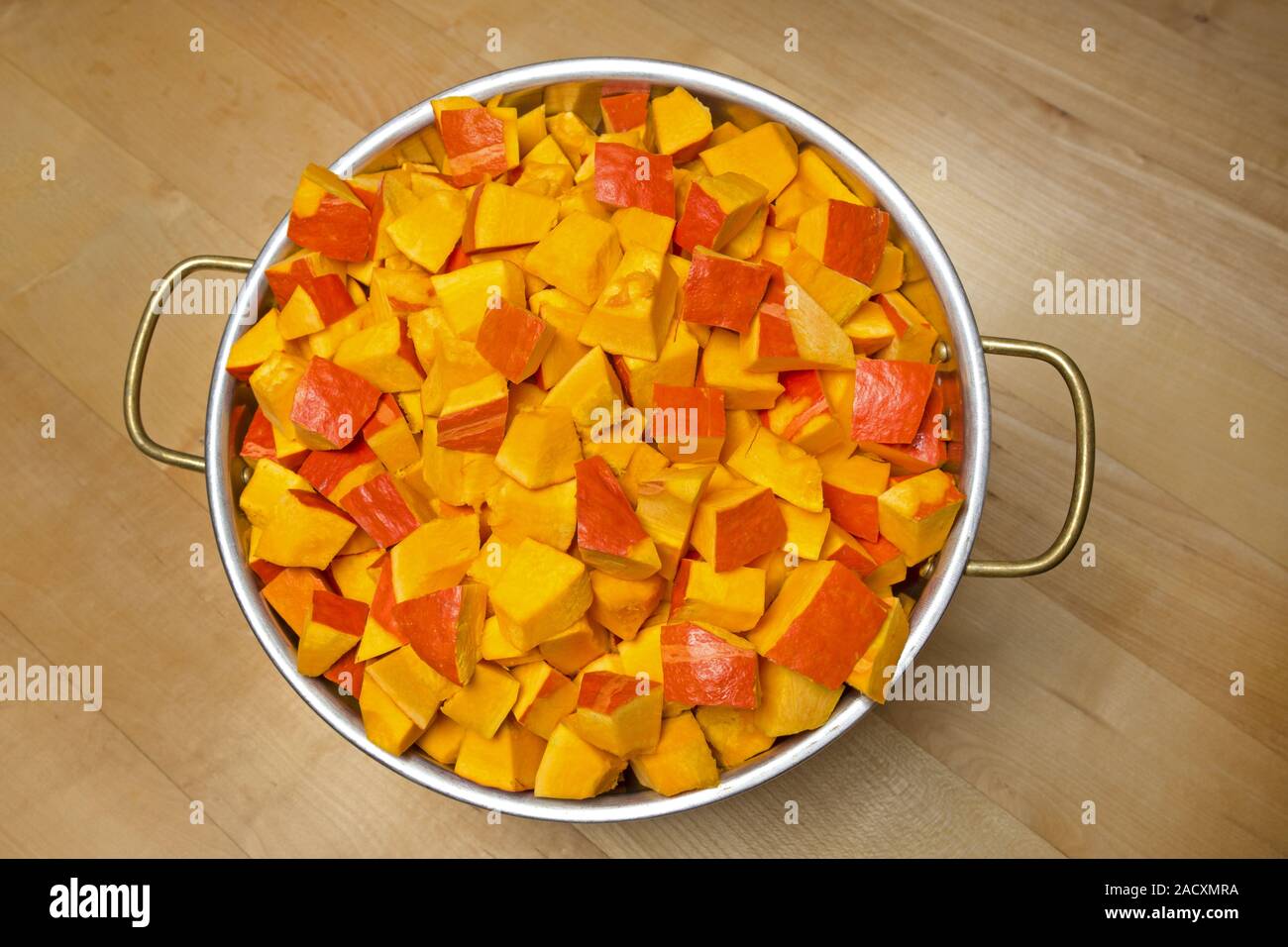 Hokaido zucca, pezzi nel vassoio antigoccia Foto Stock