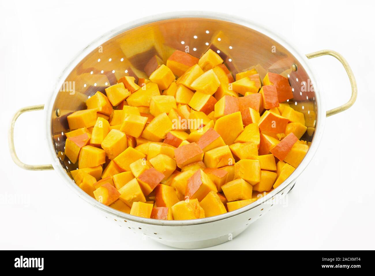 Hokaido zucca, pezzi nel vassoio antigoccia Foto Stock