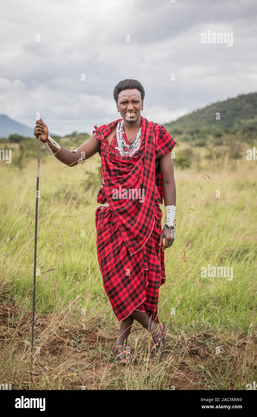 Giovane e bello guerriero Masai in Abbigliamento tradizionale Foto Stock