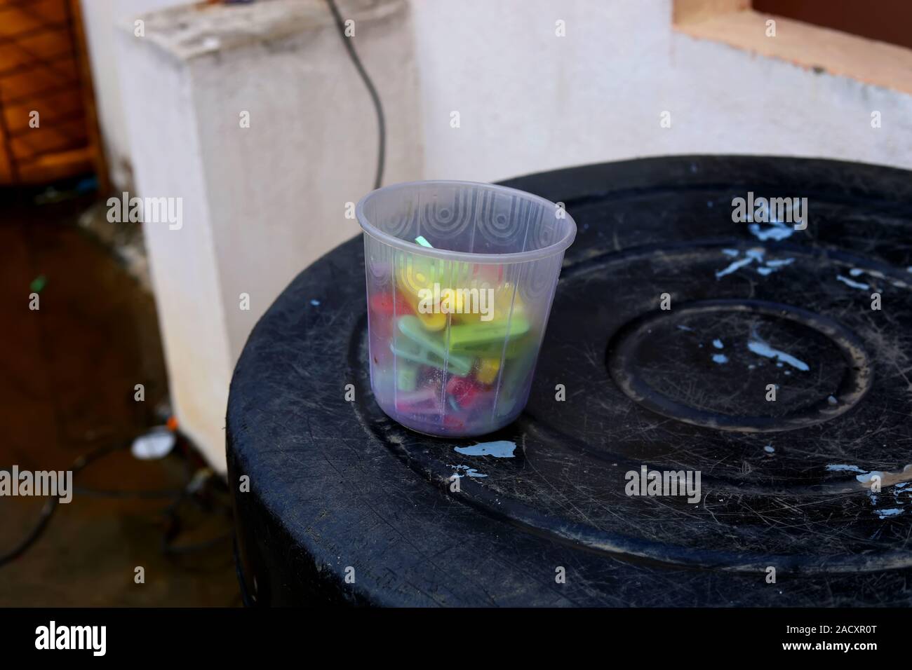 Plastica panno colorati appesi Clip Foto Stock