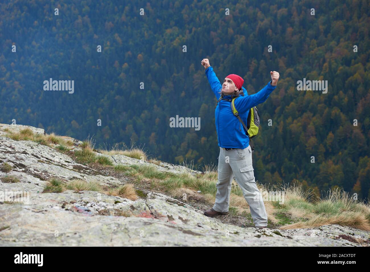Avanture uomo con zaino escursionismo Foto Stock