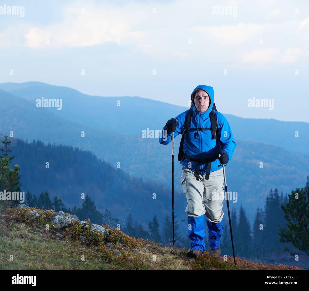 Avanture uomo con zaino escursionismo Foto Stock