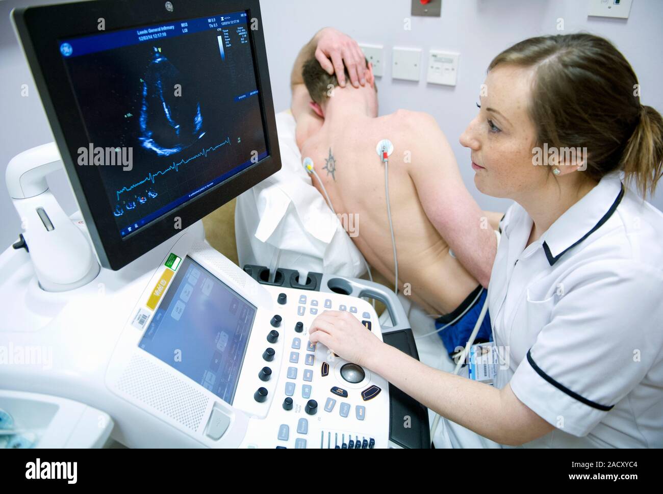 Cuore di ultrasuoni. Un paziente avente un ecocardiogramma prese del suo cuore. Ultrasuono Diagnostica basata su tecniche di imaging sono usati per visualizzare i muscoli Foto Stock