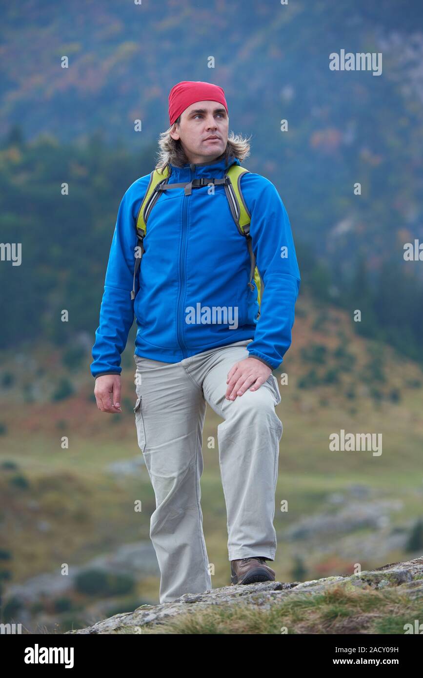Avanture uomo con zaino escursionismo Foto Stock