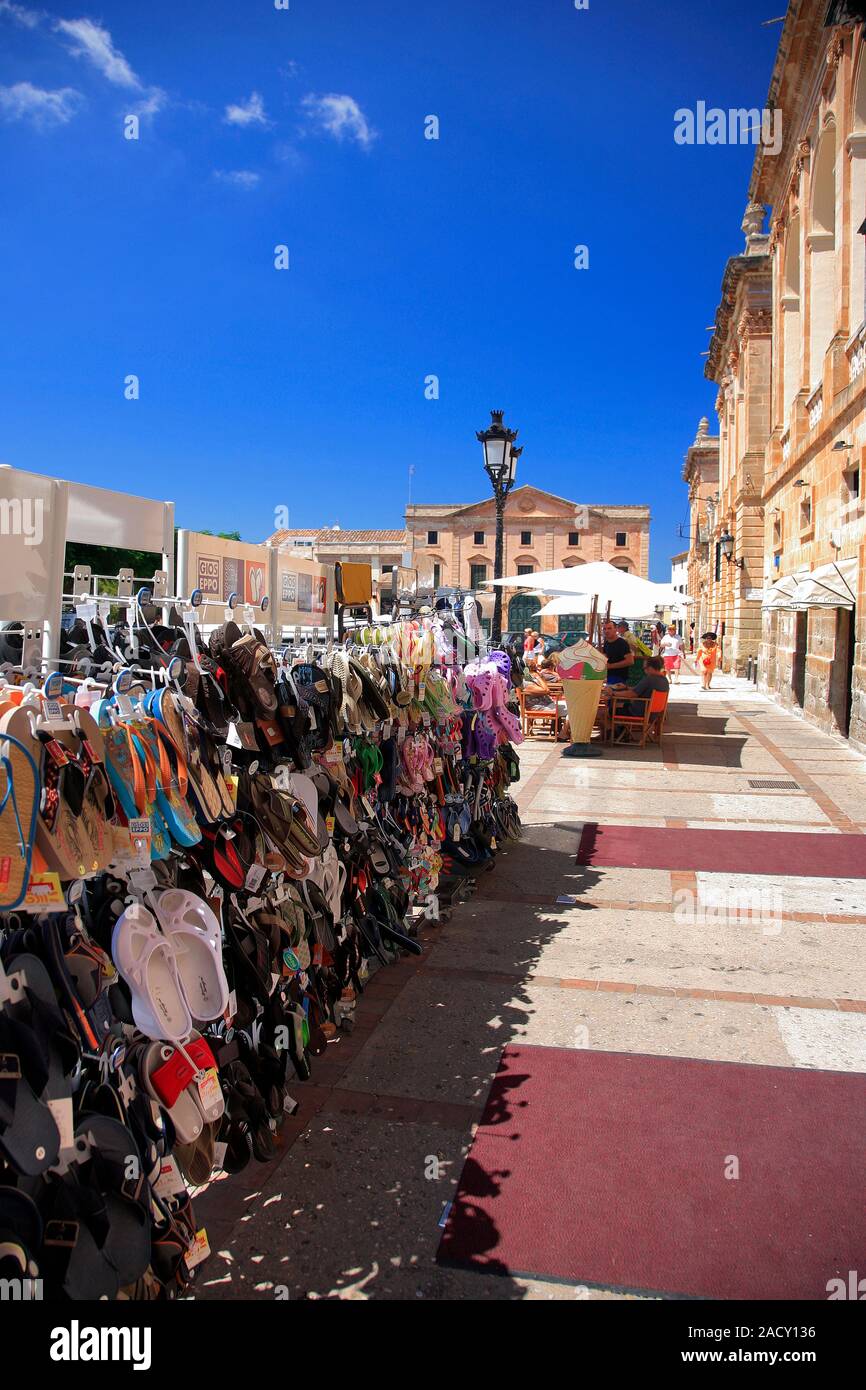 Le bancarelle del mercato nella piazza del paese, città Ciutadella, isola di Minorca, Isole Baleari, Spagna Foto Stock
