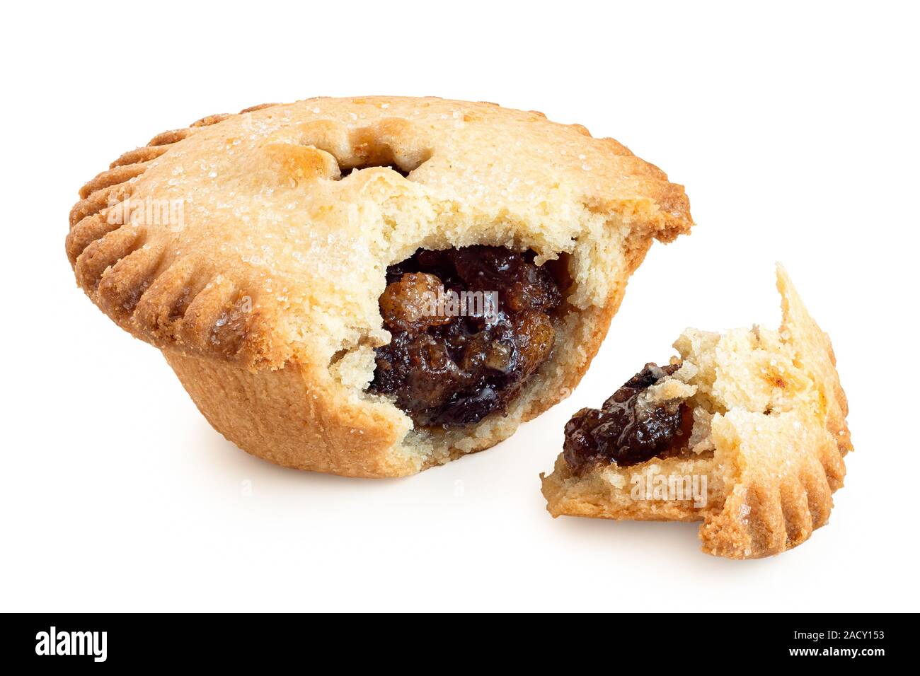 Aprire rotte tradizionali di Natale inglese tritare la torta con ripieno di frutta isolato su bianco. Foto Stock