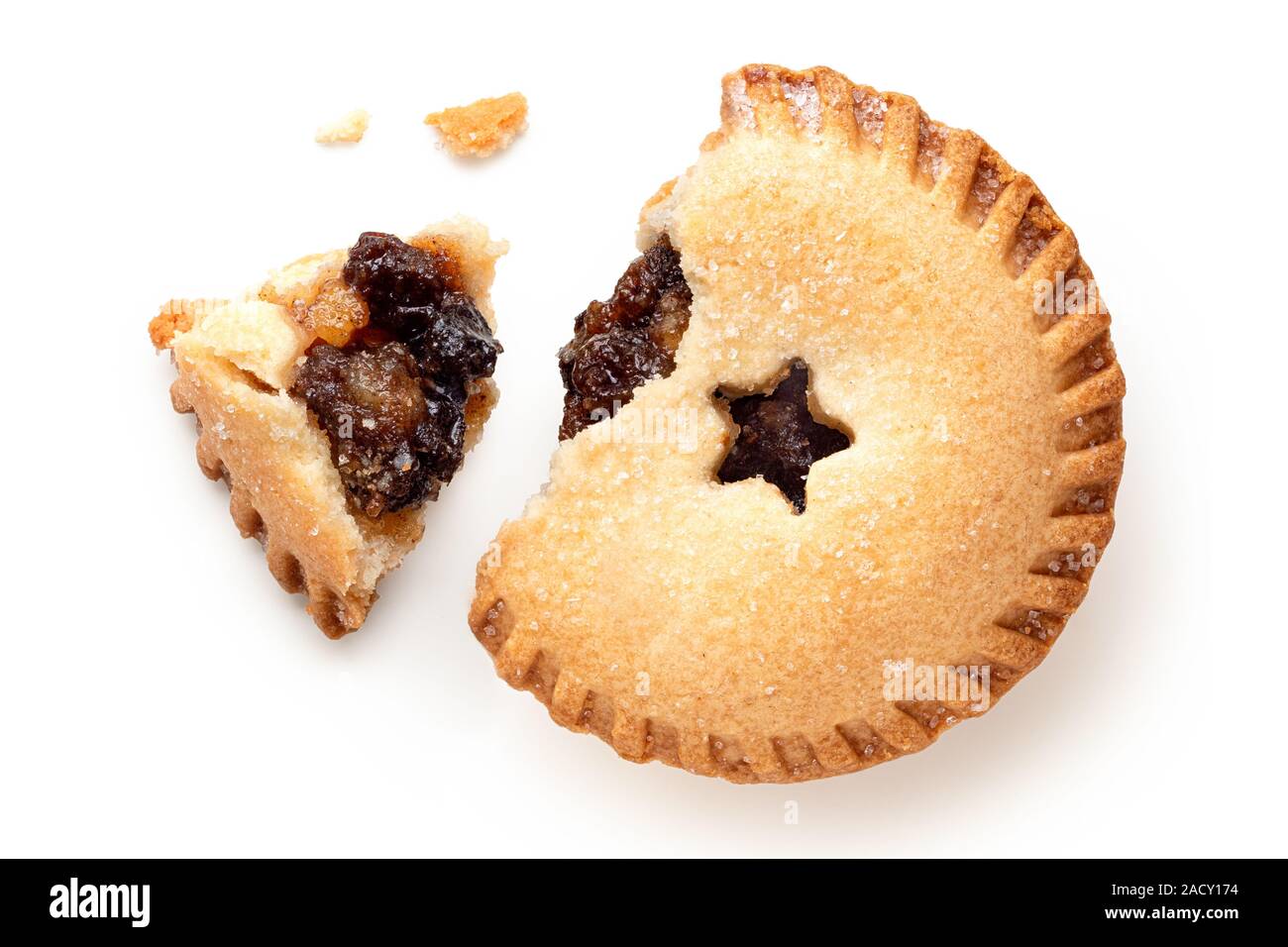 Aprire rotte tradizionali di Natale inglese tritare la torta con ripieno di frutta isolato su bianco. Vista dall'alto. Foto Stock
