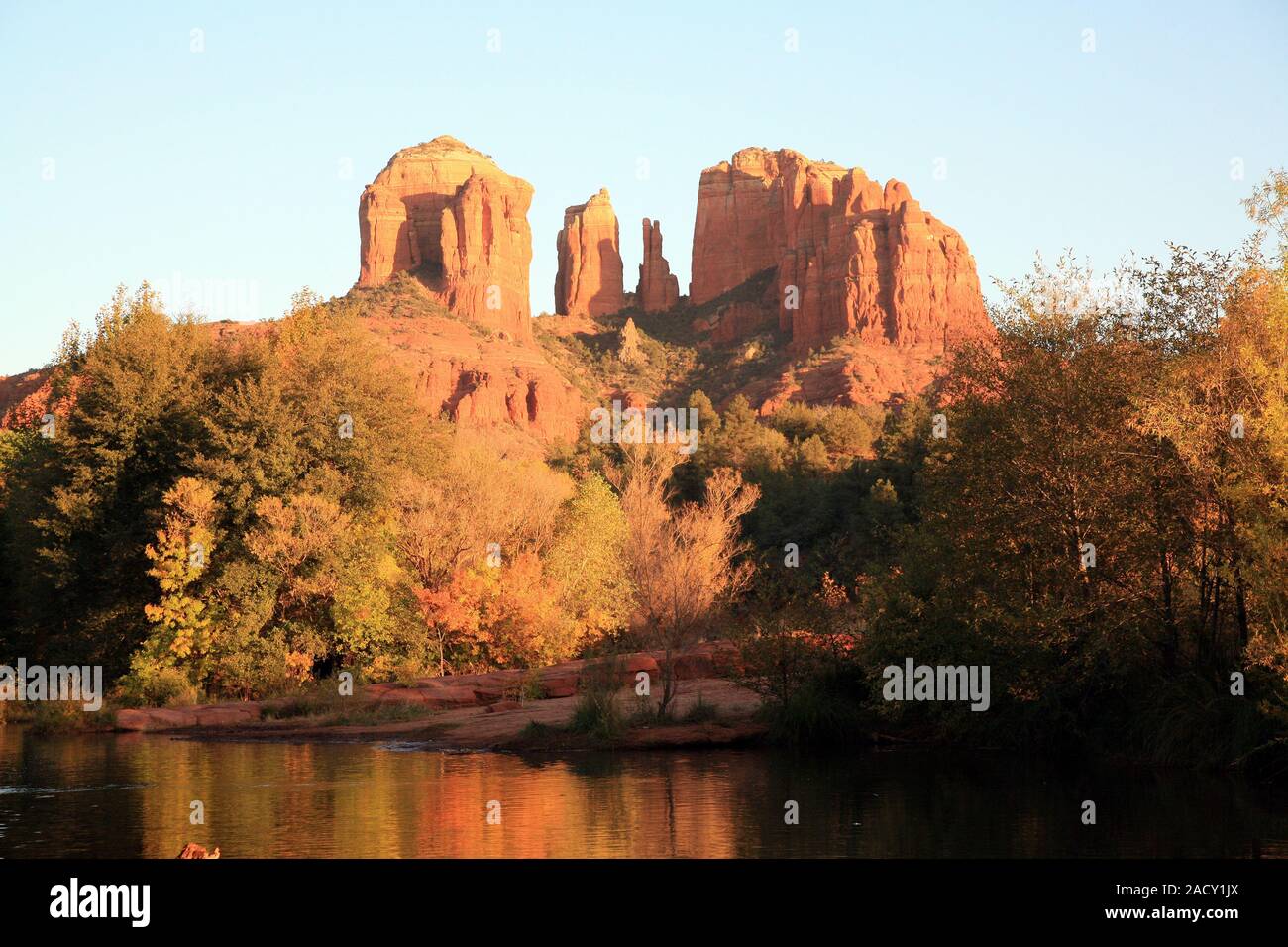 Herbst am Cattedrale Rock e Oak Creek a Sedona, in Arizona, Stati Uniti d'America Foto Stock