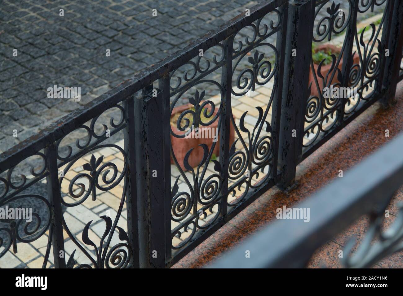 Gocce di pioggia sulla ringhiera di metallo nella città. Foto Stock