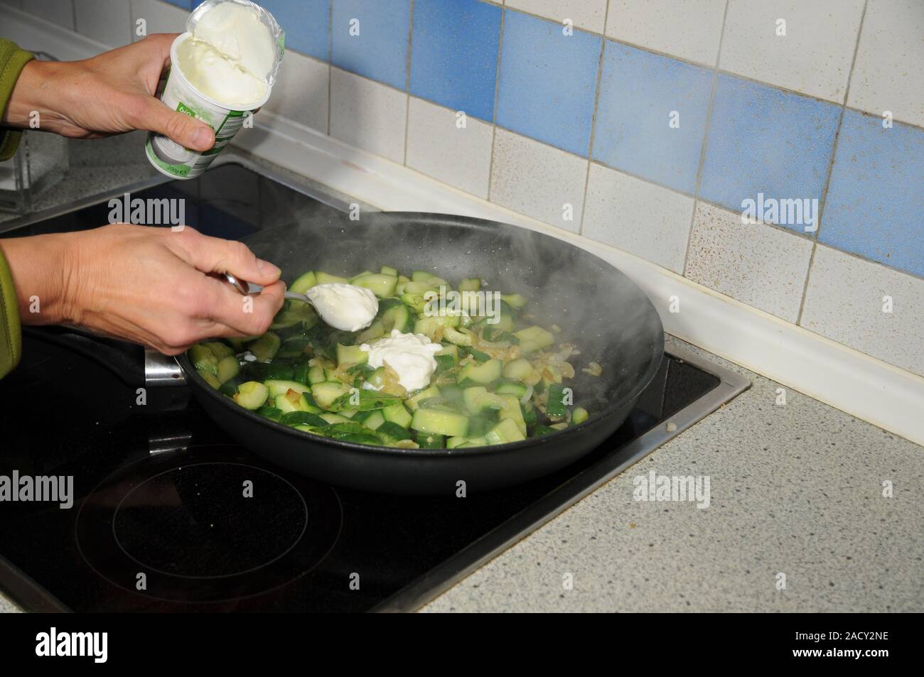 Cucumis sativus, cetriolo, cottura mettere la panna acida Foto Stock