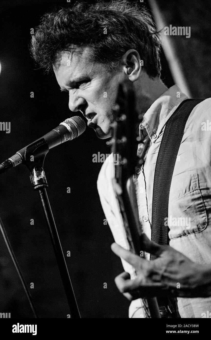 Glasgow/SCOZIA - Maggio 2018 - Superchunk band (Mac McCaughan) dal vivo sul palco in uno spettacolo raro in stereo di Glasgow Foto Stock