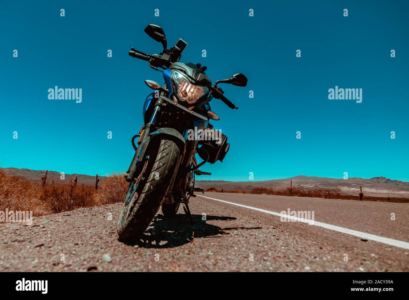 Moto sportive parcheggiato sulla strada collinare Foto Stock