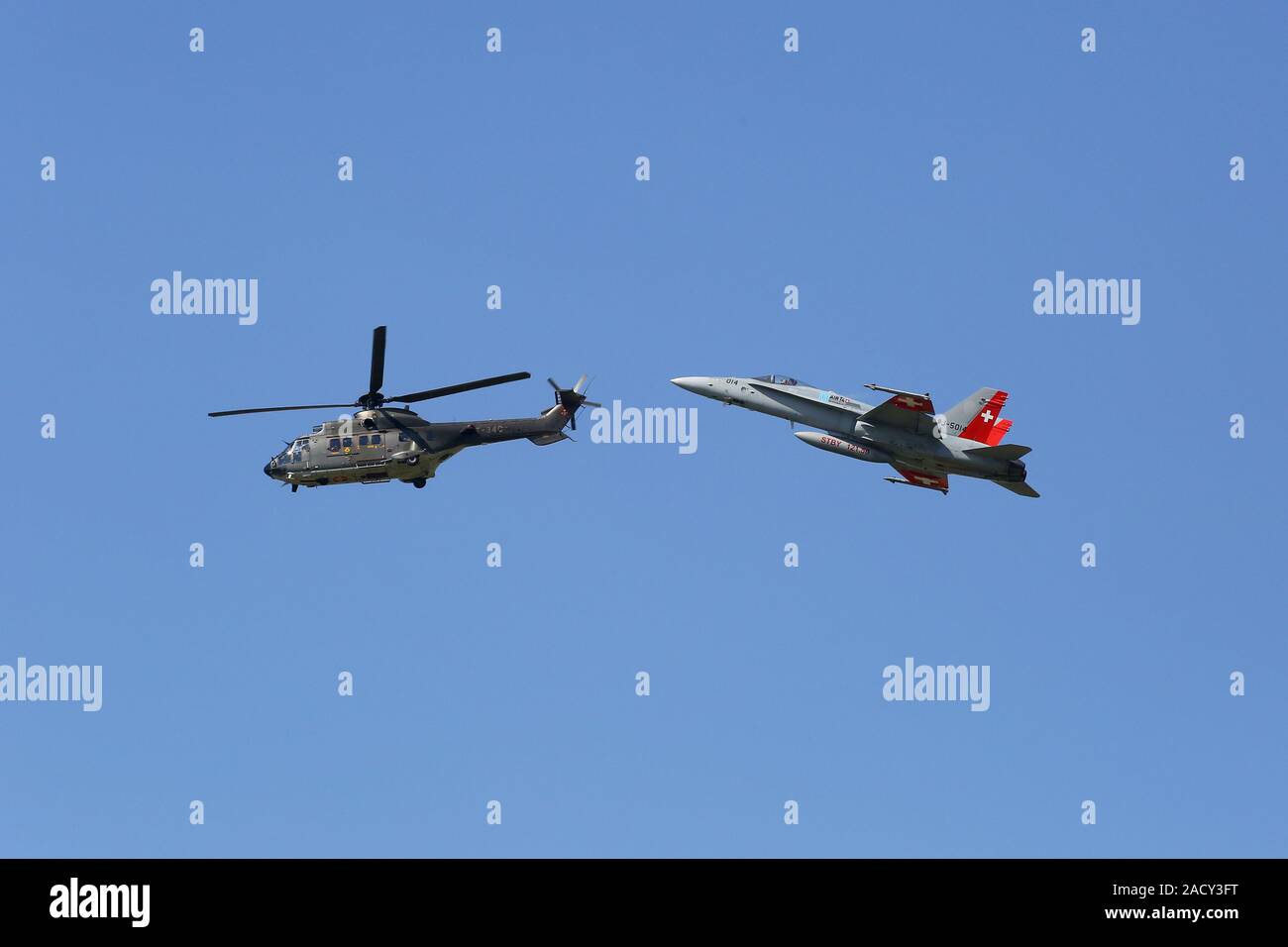 Payerne volo mostrano, componente aria volo elicottero Super Puma e FA-18 Foto Stock
