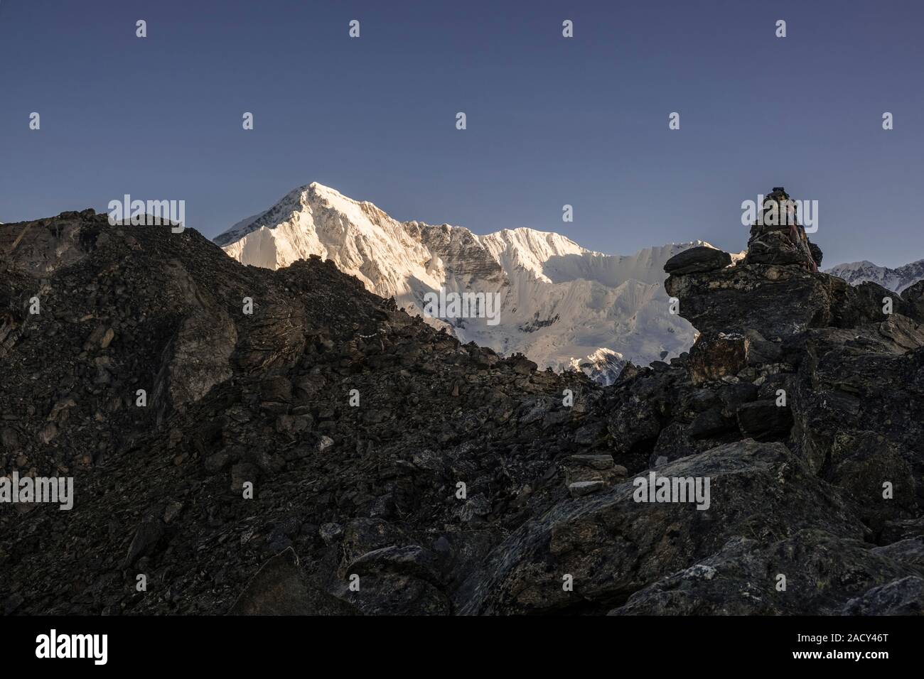 Il vertice di Mt. Cho Oyu, visto dalla vetta del Gokyo Ri Foto Stock