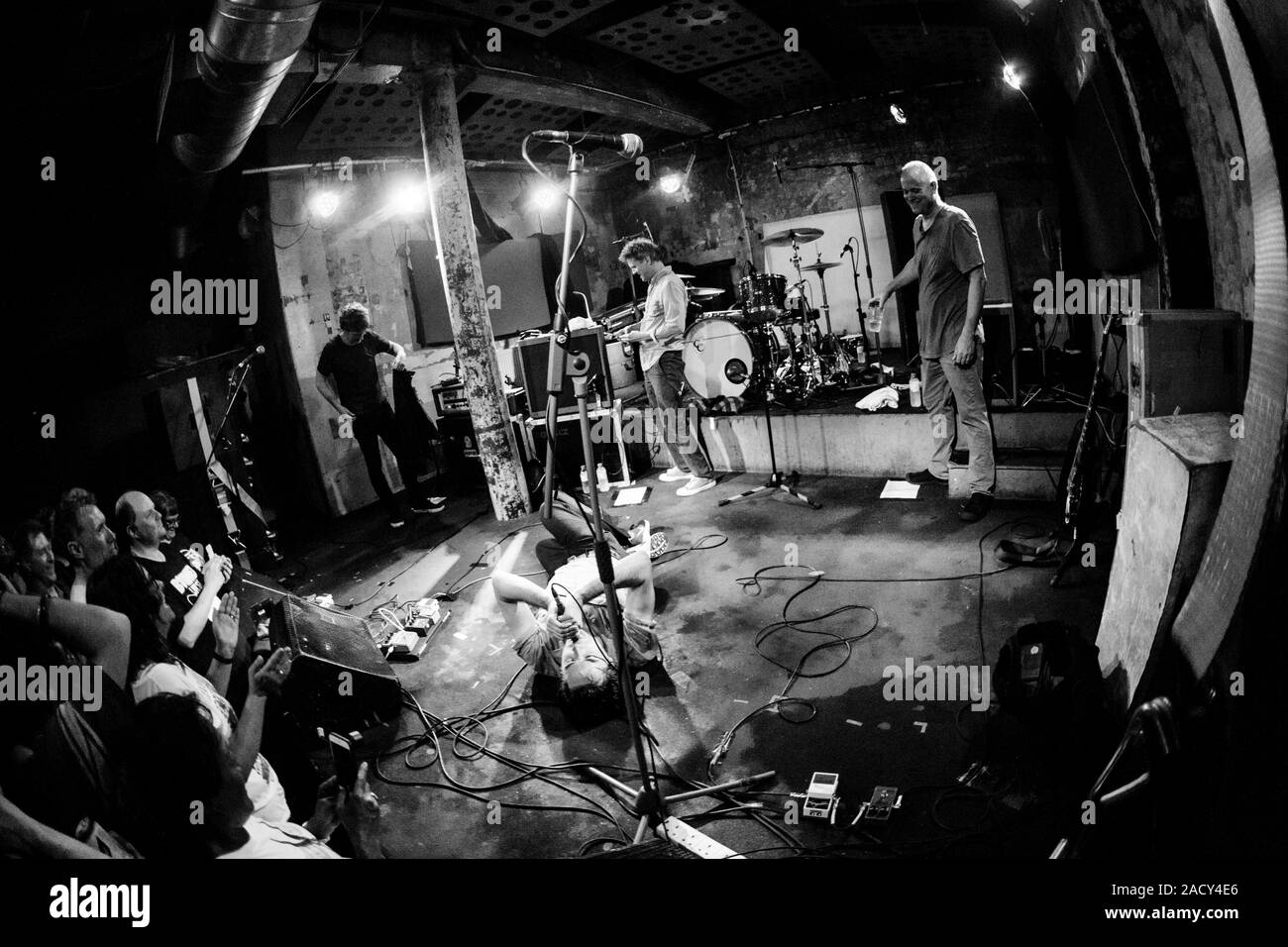 Glasgow/SCOZIA - Maggio 2018 - banda Superchunk Jon Wurster dal vivo sul palco in uno spettacolo raro in stereo di Glasgow Foto Stock