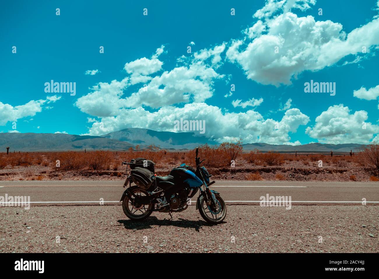 Moto sportive parcheggiato sulla strada collinare Foto Stock