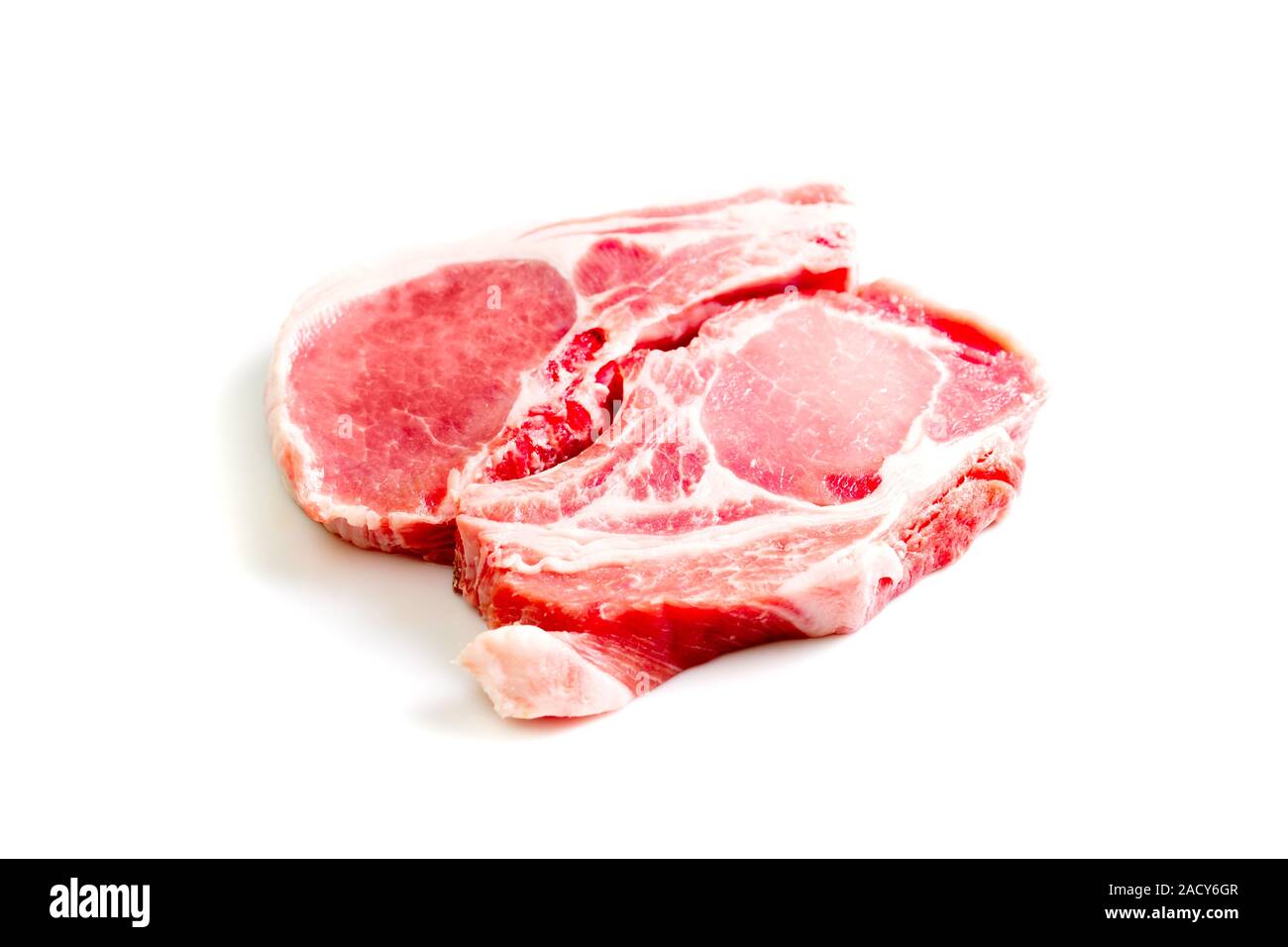 Pezzi di carne di manzo crudo isolati su sfondo bianco Foto Stock