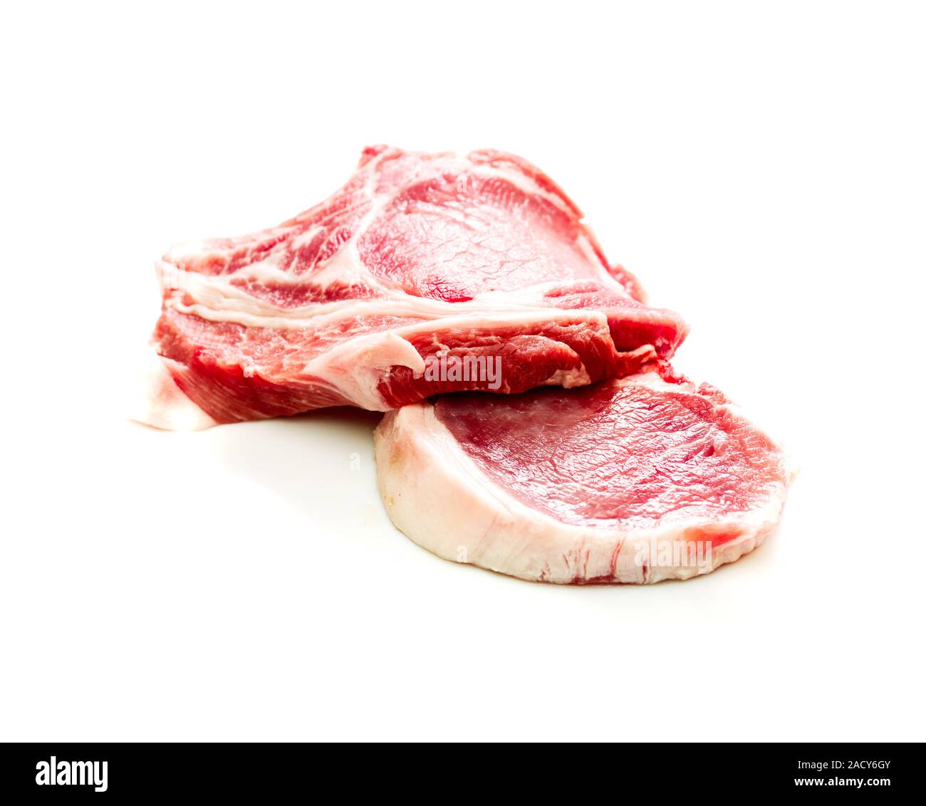 Pezzi di carne di manzo crudo isolati su sfondo bianco Foto Stock