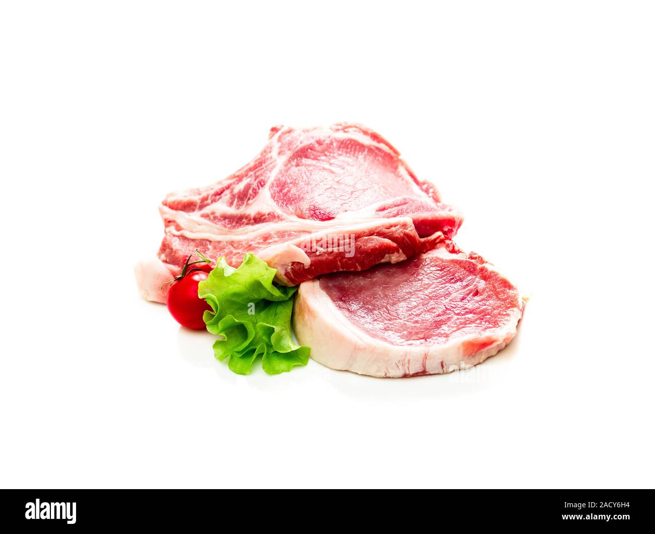 Pezzi di carne di manzo crudo isolati su sfondo bianco Foto Stock