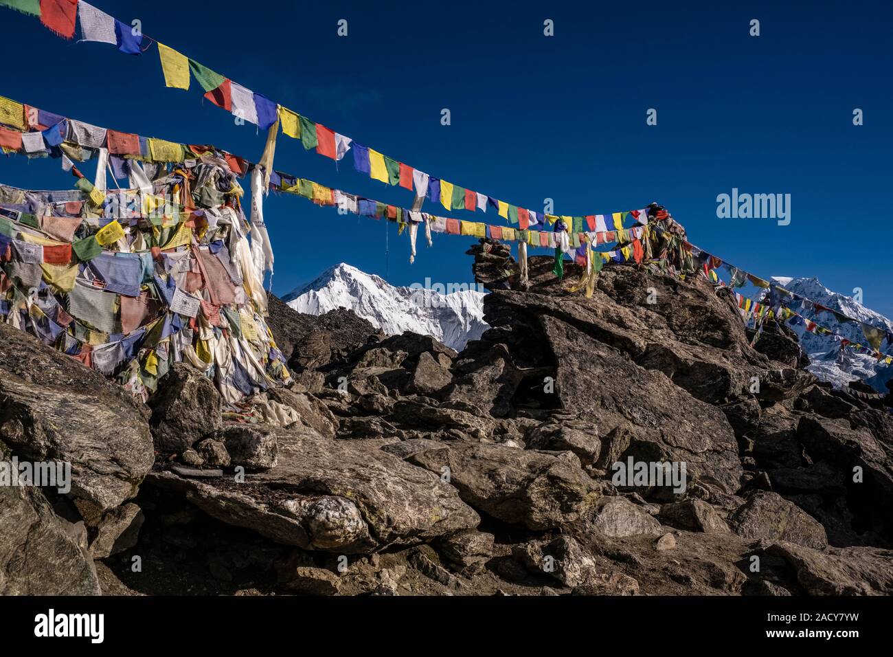 Il vertice di Mt. Cho Oyu, visto dalla vetta del Gokyo Ri, attraverso la preghiera tibetano bandiere Foto Stock