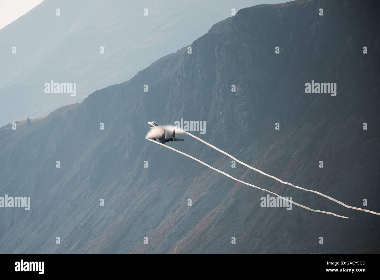 F-15 Eagle, USAF Mc Donnell Douglas caccia a basso livello che vola da Valley Anglesey attraverso il Mach Loop in Cadair Idris Wales Foto Stock