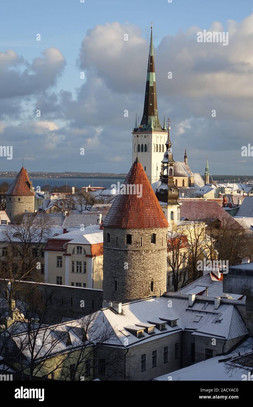 Vecchia Tallinn in una giornata invernale Foto Stock