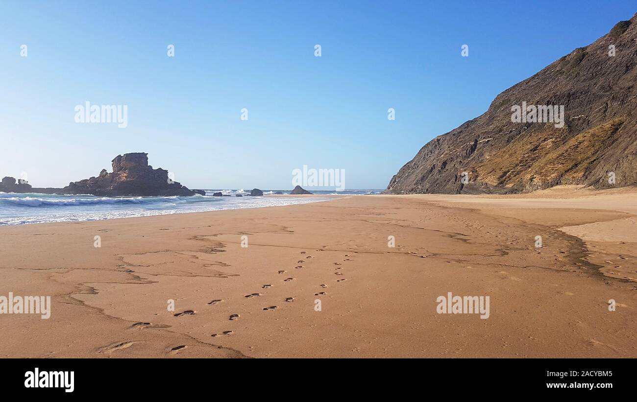Praia da Castelejo, misterioso windy beach, che è difficile da raggiungere, vicino a Vila do Bispo, Portogallo Foto Stock